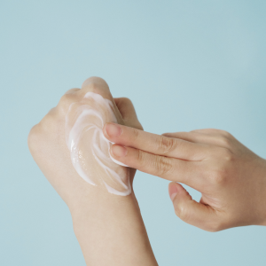 SKIN1004 Madagascar Centella Hyalu-Cica Gentle Cleansing Milk - Απαλό Ενυδατικό Γαλάκτωμα Καθαρισμού